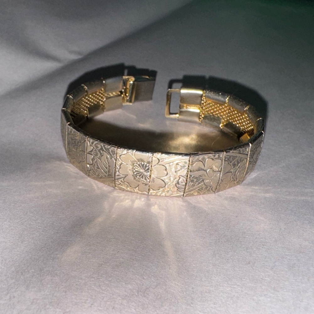 Vintage silver engraved clasp bracelet